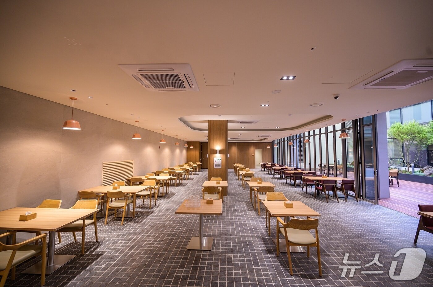 본문 이미지 -  위례 심포니아 단지 내부 식당 (한미글로벌 제공)