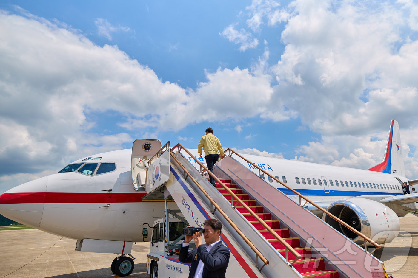 (서울=뉴스1) 이재명 기자 = 이재명 대통령이 지난 21일 기록적인 폭우가 쏟아진 경남 산청군 산청읍 부리마을 피해 상황을 점검하기 위해 비행기에 탑승하고 있다. (이재명 대통령 …