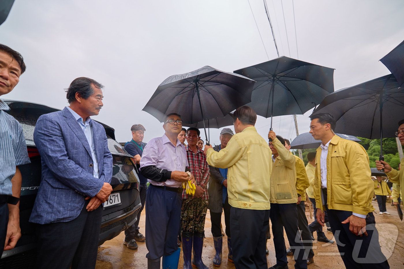 (서울=뉴스1) 이재명 기자 = 이재명 대통령이 지난 21일 기록적인 폭우가 쏟아진 경남 산청군 산청읍 부리마을에서 피해 상황을 점검하고 있다. (이재명 대통령 SNS. 재판매 및 …