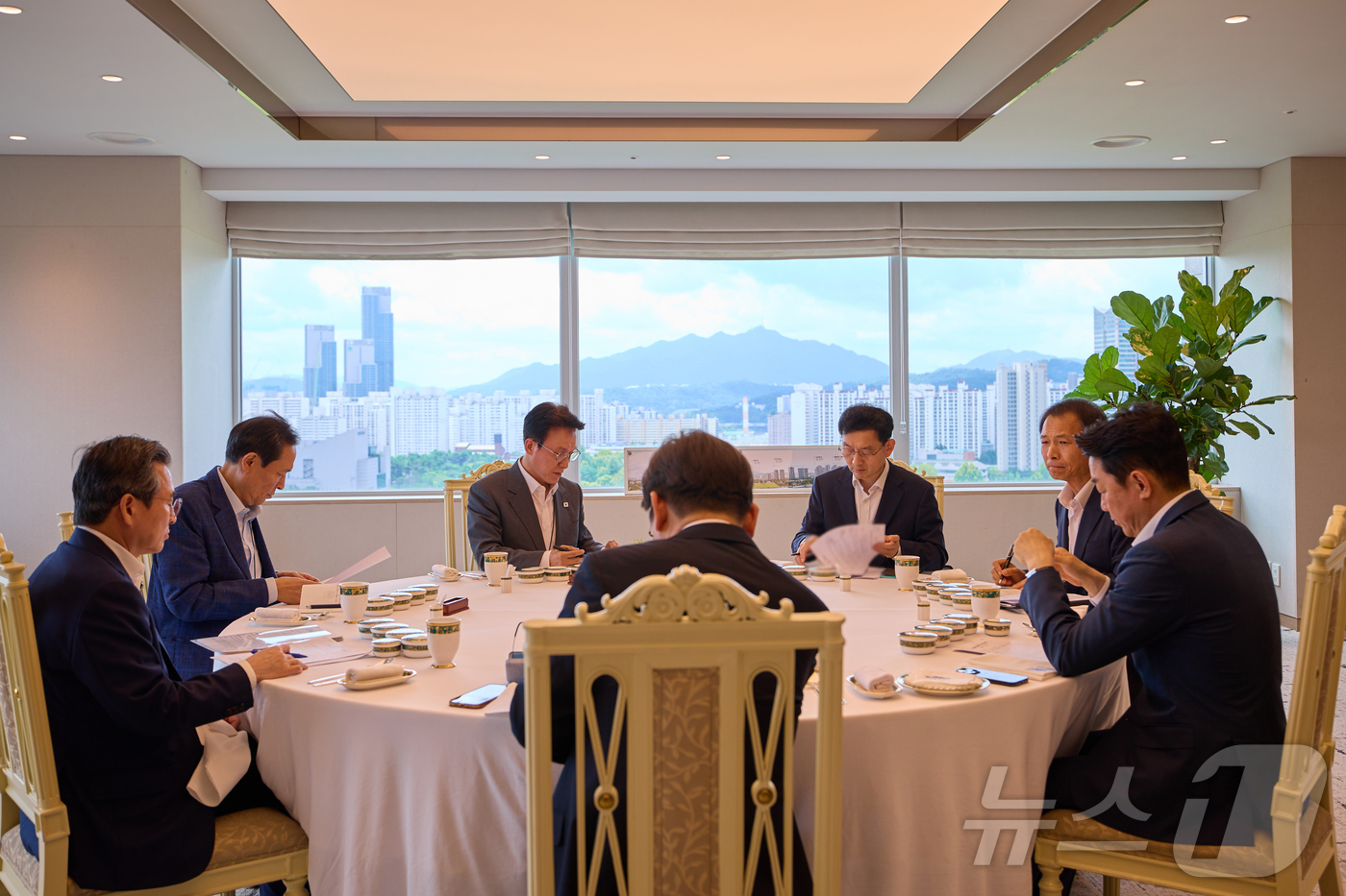 (서울=뉴스1) 이재명 기자 = 이재명 대통령이 지난 21일 서울 용산 대통령실 청사에서 열린 오찬 주례보고회동에서 참모진과 대화하고 있다. (이재명 대통령 SNS. 재판매 및 D …