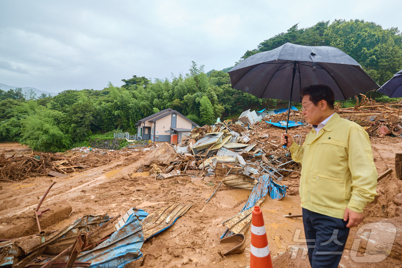 (서울=뉴스1) 이재명 기자 = 이재명 대통령이 지난 21일 기록적인 폭우가 쏟아진 경남 산청군 산청읍 부리마을에서 피해 상황을 점검하고 있다. (이재명 대통령 SNS. 재판매 및 …