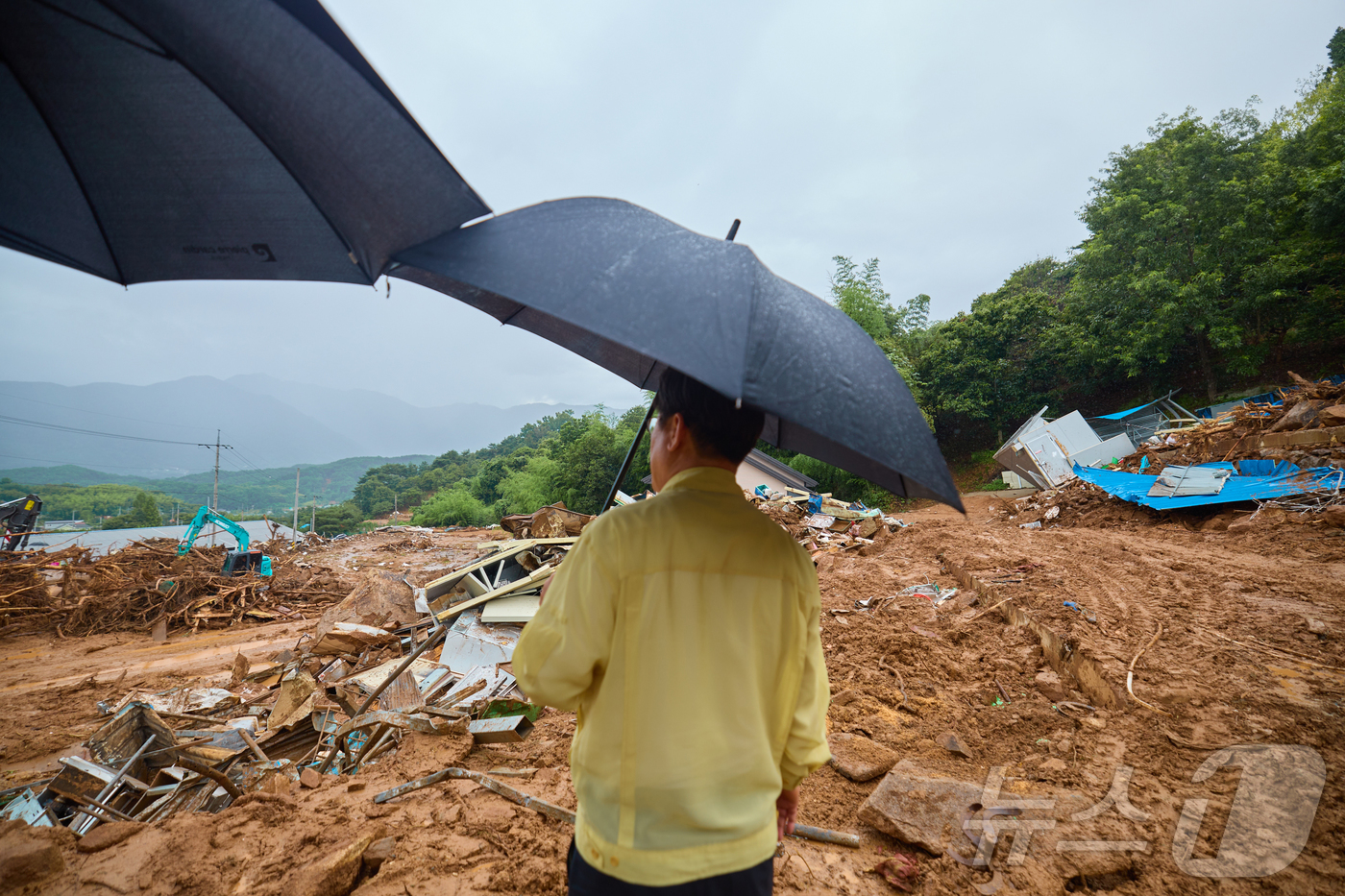 (서울=뉴스1) 이재명 기자 = 이재명 대통령이 지난 21일 기록적인 폭우가 쏟아진 경남 산청군 산청읍 부리마을에서 피해 상황을 점검하고 있다. (이재명 대통령 SNS. 재판매 및 …