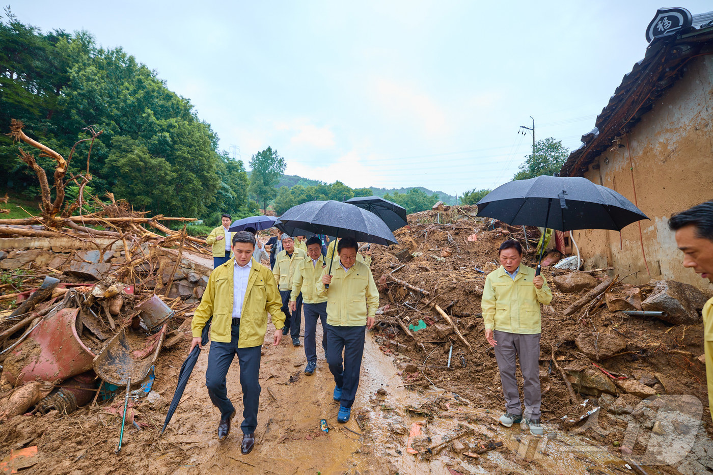 (서울=뉴스1) 이재명 기자 = 이재명 대통령이 지난 21일 기록적인 폭우가 쏟아진 경남 산청군 산청읍 부리마을에서 피해 상황을 점검하고 있다. (이재명 대통령 SNS. 재판매 및 …