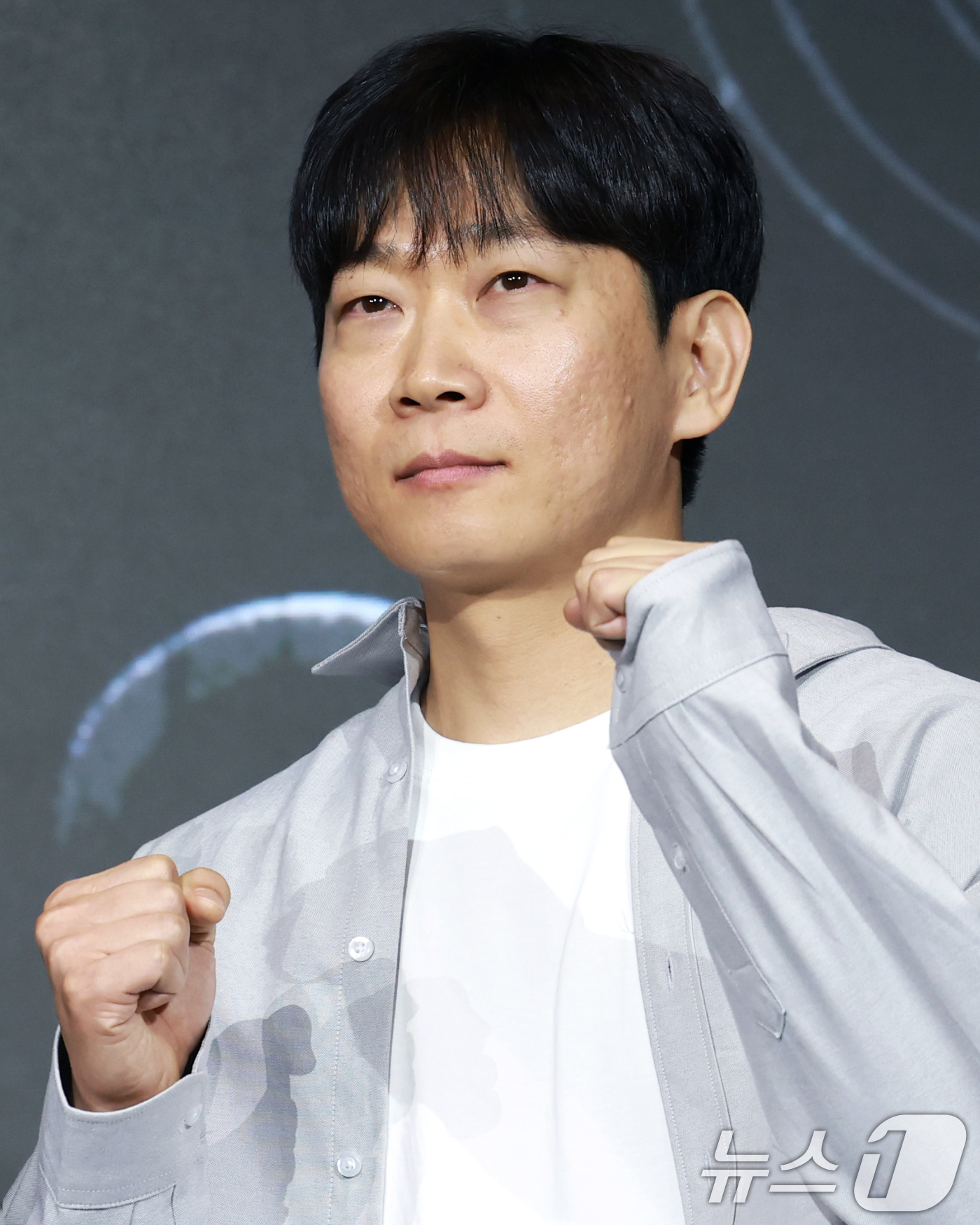 (서울=뉴스1) 권현진 기자 = 권오승 감독이 22일 오전 서울 마포구 호텔 나루 서울 엠갤러리에서 열린 넷플릭스 시리즈 '트리거' 제작발표회에 참석해 포즈를 취하고 있다.'트리거 …