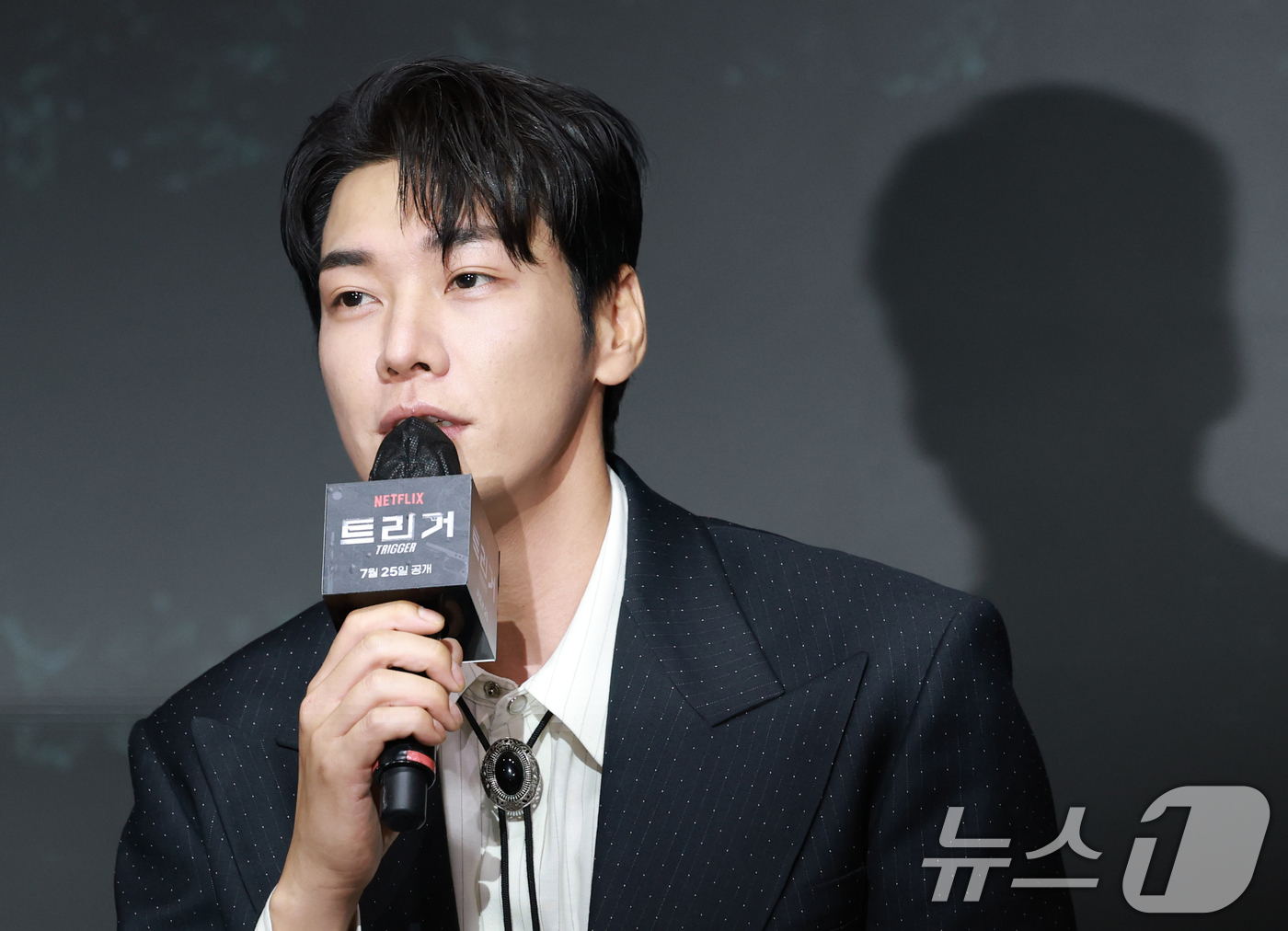 (서울=뉴스1) 권현진 기자 = 배우 김영광이 22일 오전 서울 마포구 호텔 나루 서울 엠갤러리에서 열린 넷플릭스 시리즈 '트리거' 제작발표회에 참석해 인사말을 하고 있다.'트리거 …