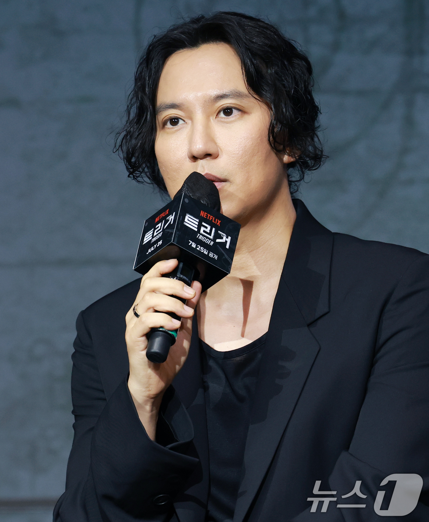 (서울=뉴스1) 권현진 기자 = 배우 김남길이 22일 오전 서울 마포구 호텔 나루 서울 엠갤러리에서 열린 넷플릭스 시리즈 '트리거' 제작발표회에 참석해 인사말을 하고 있다.'트리거 …