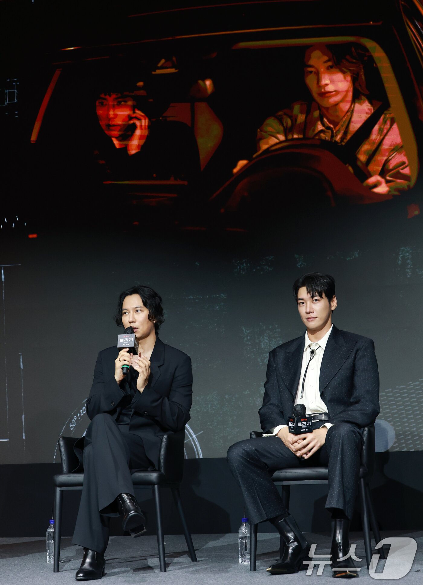 본문 이미지 - 배우 김남길과 김영광(오른쪽)이 22일 오전 서울 마포구 호텔 나루 서울 엠갤러리에서 열린 넷플릭스 시리즈 '트리거' 제작발표회에 참석해 취재진 질문에 답하고 있다. '트리거'는 대한민국에서 출처를 알 수 없는 불법 총기가 배달되고 총기 사건이 끊임없이 발생하는 가운데 각자의 이유로 총을 든 두 남자의 이야기를 그린 총기 액션 재난 스릴러다. 2025.7.22/뉴스1 ⓒ News1 권현진 기자