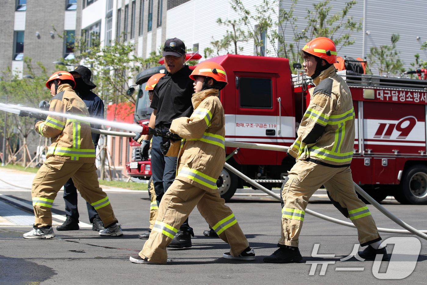 (대구=뉴스1) 공정식 기자 = 22일 대구 동구 대구소방교육안전센터에서 열린 한국119청소년단 소방안전체험에 참여한 중학생들이 방화복을 착용하고 방수훈련을 하고 있다. 2025. …