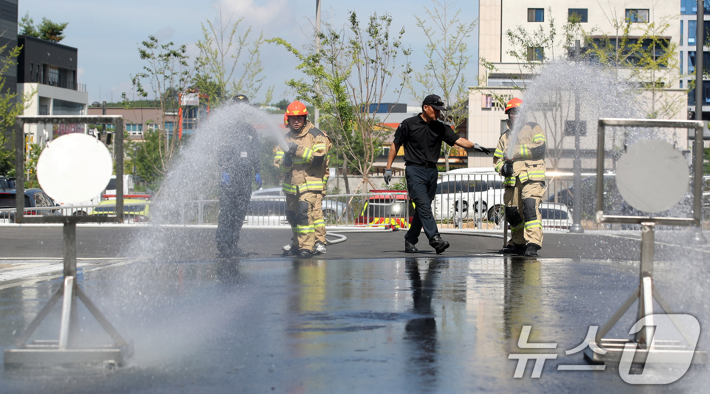 (대구=뉴스1) 공정식 기자 = 22일 대구 동구 대구소방교육안전센터에서 열린 한국119청소년단 소방안전체험에 참여한 중학생들이 방화복을 착용하고 방수훈련을 하고 있다. 2025. …