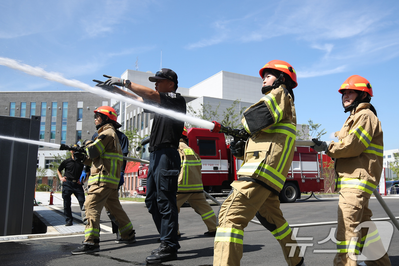 (대구=뉴스1) 공정식 기자 = 22일 대구 동구 대구소방교육안전센터에서 열린 한국119청소년단 소방안전체험에 참여한 중학생들이 방화복을 착용하고 방수훈련을 하고 있다. 2025. …