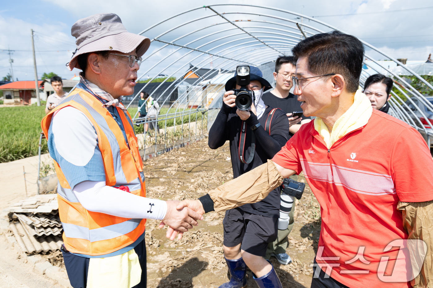 (예산=뉴스1) 유승관 기자 = 국민의힘 당대표 출마를 선언한 김문수 전 고용노동부 장관(오른쪽)과 송언석 비상대책위원장 겸 원내대표가 22일 충남 예산군 하포2리 수해피해마을에서 …