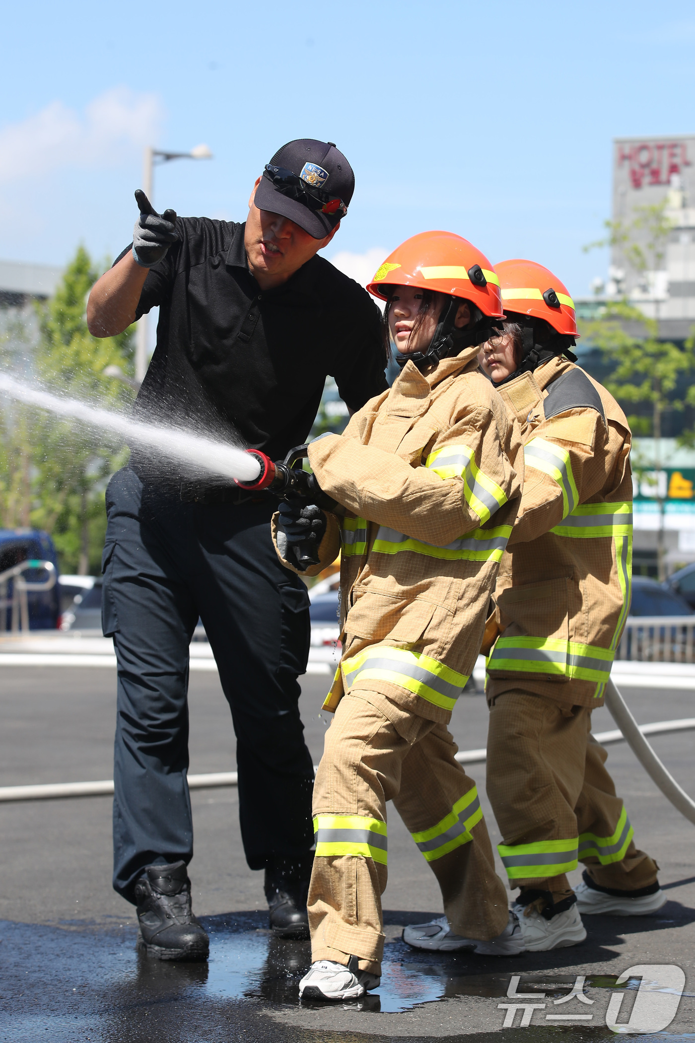 (대구=뉴스1) 공정식 기자 = 22일 대구 동구 대구소방교육안전센터에서 열린 한국119청소년단 소방안전체험에 참여한 중학생들이 방화복을 착용하고 방수훈련을 하고 있다. 2025. …