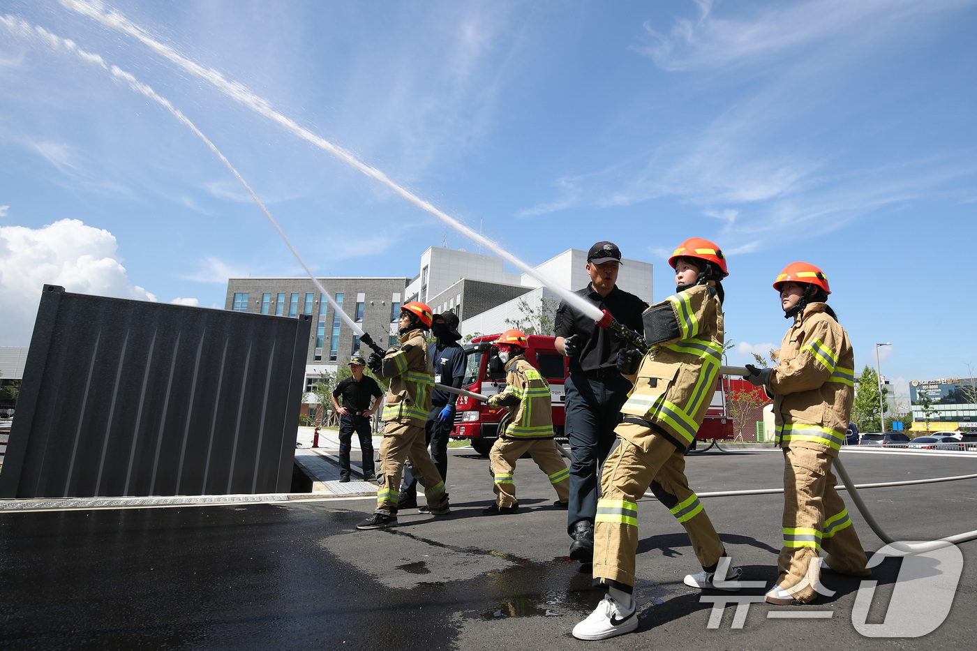 (대구=뉴스1) 공정식 기자 = 22일 대구 동구 대구소방교육안전센터에서 열린 한국119청소년단 소방안전체험에 참여한 중학생들이 방화복을 착용하고 방수훈련을 하고 있다. 2025. …