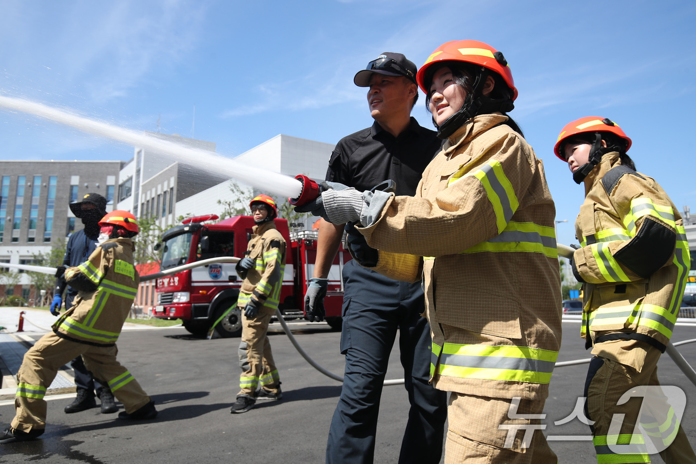(대구=뉴스1) 공정식 기자 = 22일 대구 동구 대구소방교육안전센터에서 열린 한국119청소년단 소방안전체험에 참여한 중학생들이 방화복을 착용하고 방수훈련을 하고 있다. 2025. …