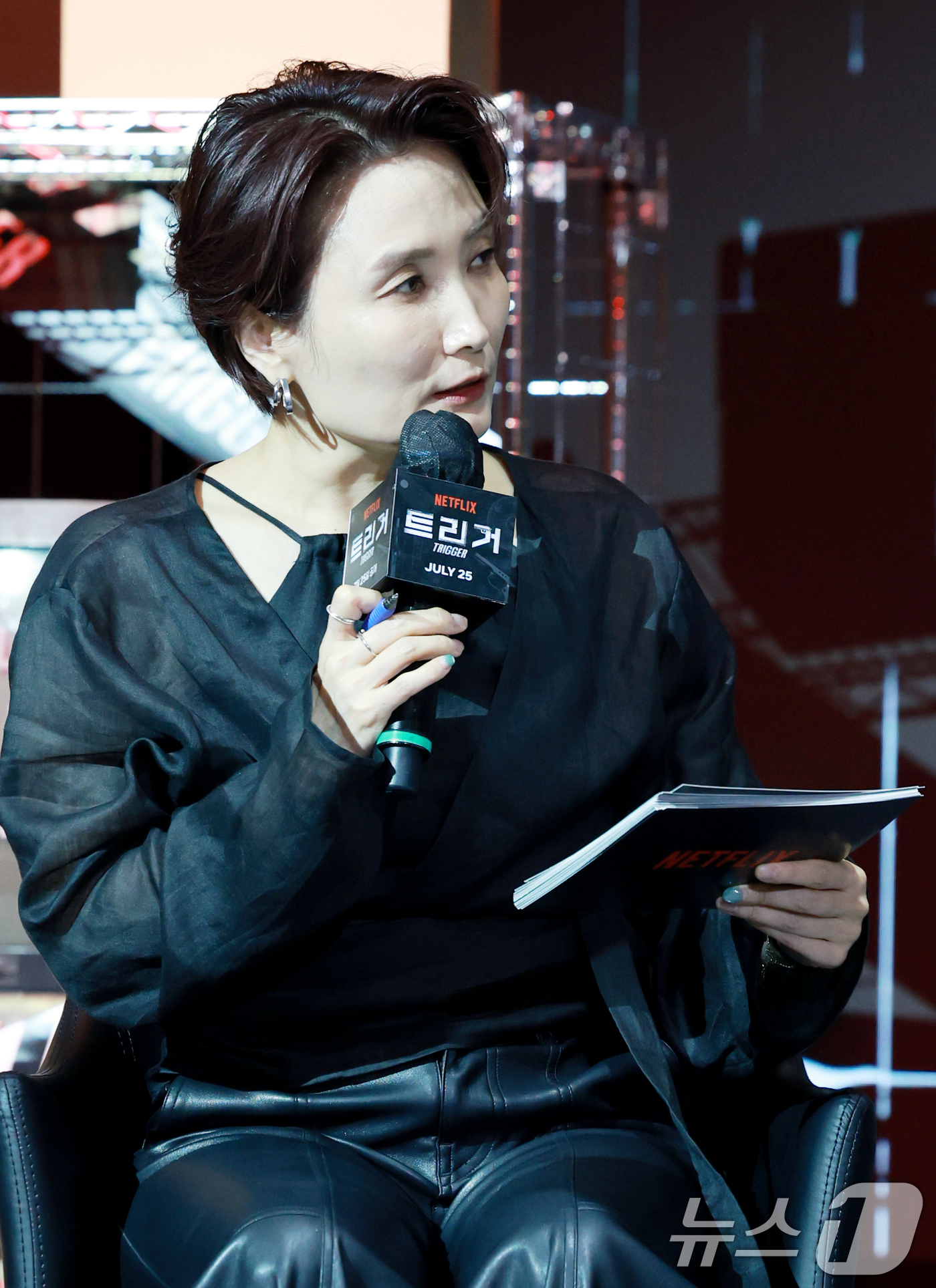 (서울=뉴스1) 권현진 기자 = 방송인 박경림이 22일 오전 서울 마포구 호텔 나루 서울 엠갤러리에서 열린 넷플릭스 시리즈 '트리거' 제작발표회에 참석해 진행을 하고 있다.'트리거 …