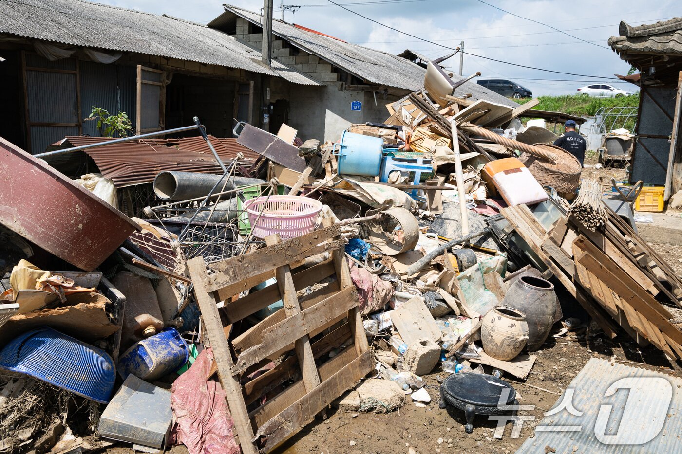 본문 이미지 - 22일 충남 예산군 하포2리 수해피해마을에서 한 주민이 쌓인 폐기물을 바라보고 있다. 2025.7.22/뉴스1 ⓒ News1 유승관 기자