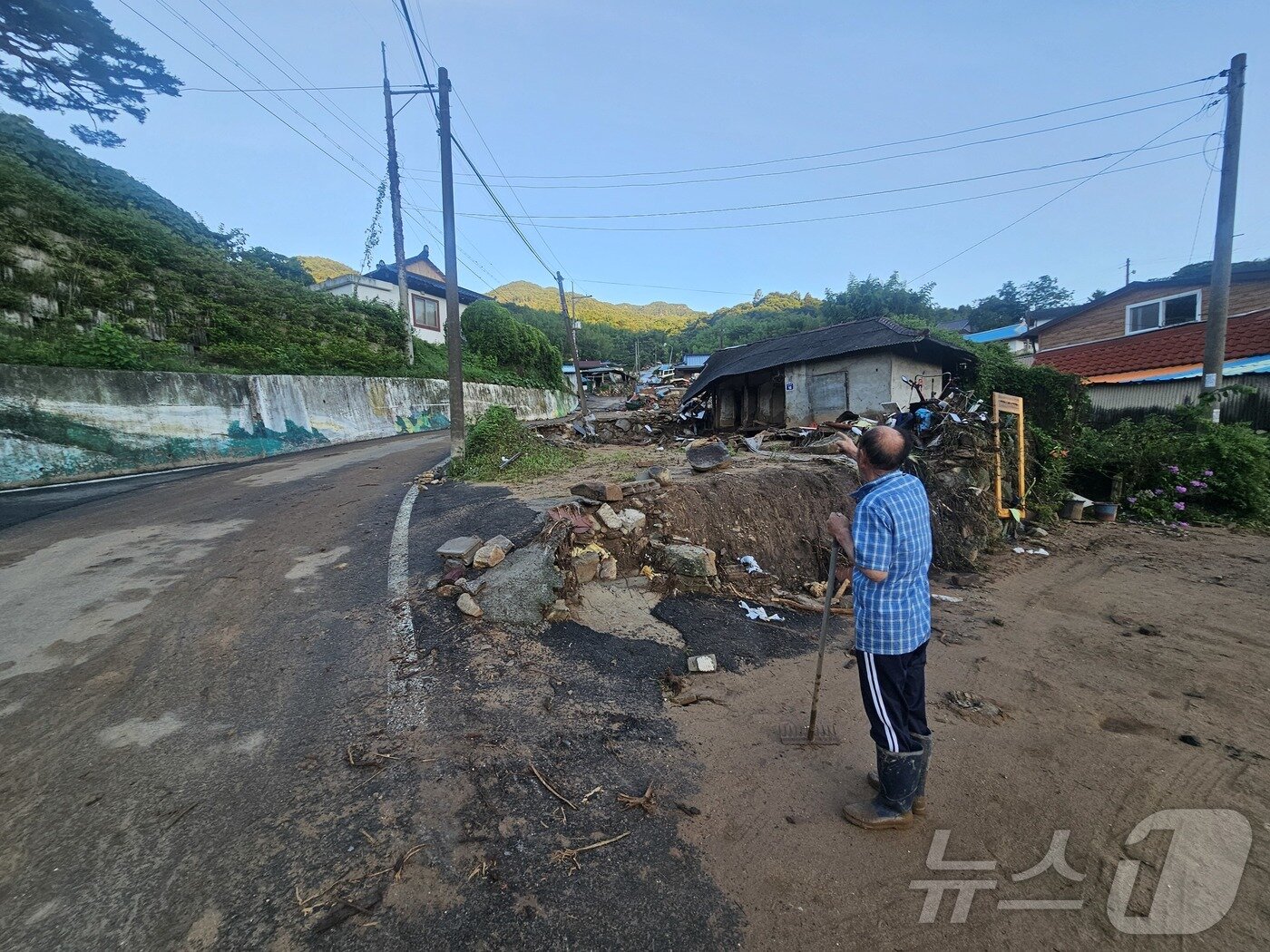 본문 이미지 - 22일 경남 산청군 신등면 율현리가 산사태에 휩쓸려 처참한 모습을 하고 있다. 2025.7.22/뉴스1 ⓒ News1 한송학 기자