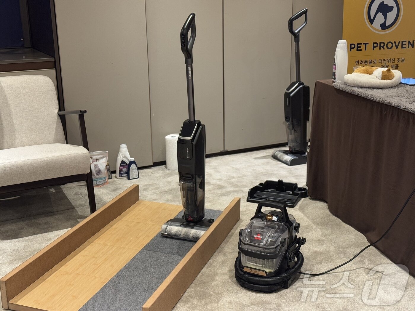 본문 이미지 - 왼쪽이 올인원 무선청소기 크로스웨이브 옴니포스 엣지 제품 오른쪽은 습식 청소기 스팟클린 하이드로 스팀 프로. ⓒ News1 이민주 기자