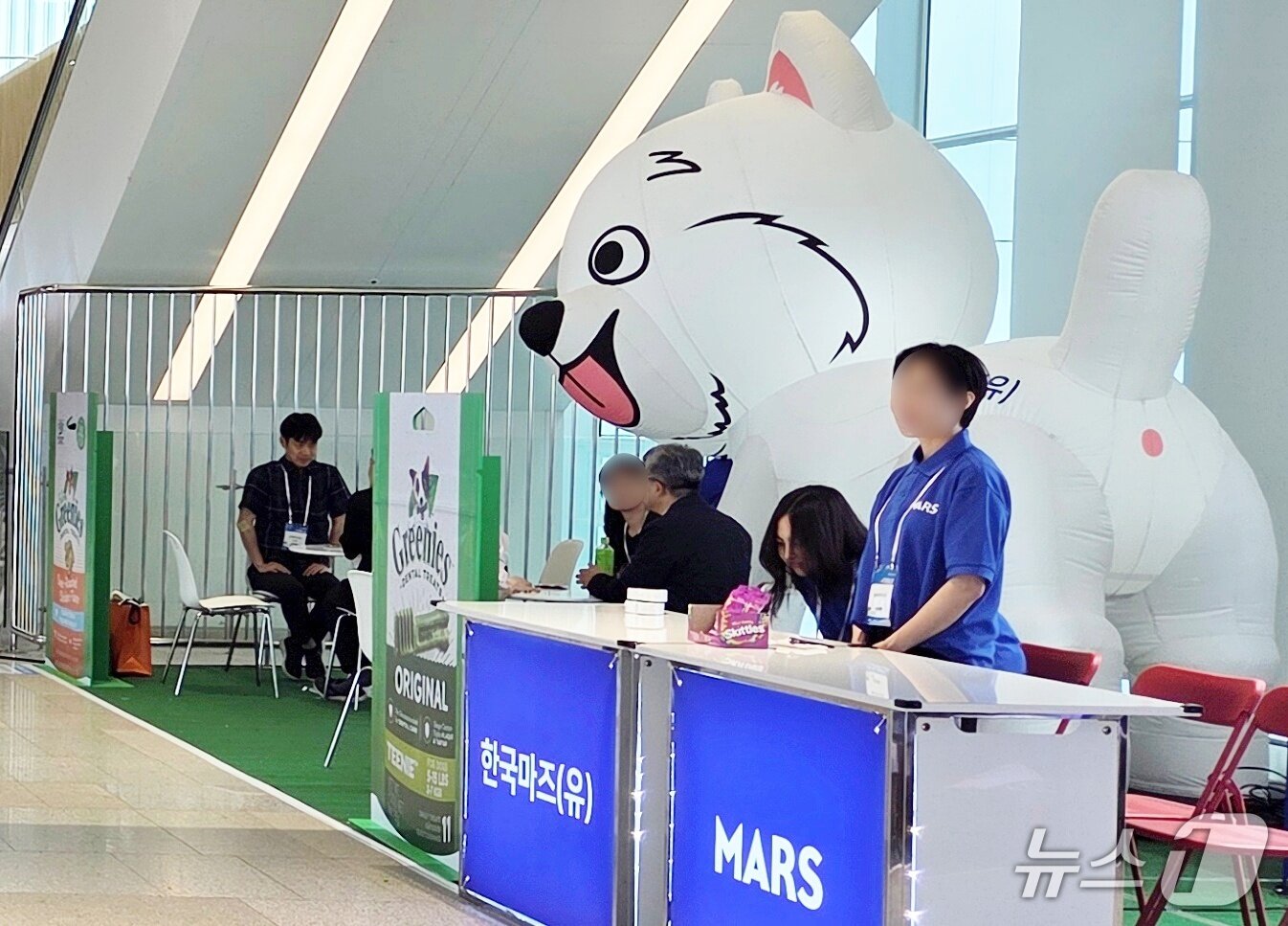 본문 이미지 - 한국마즈가 20일 수원컨벤션센터에서 열린 경기수의컨퍼런스에서 제품을 선보이고 있다. ⓒ 뉴스1