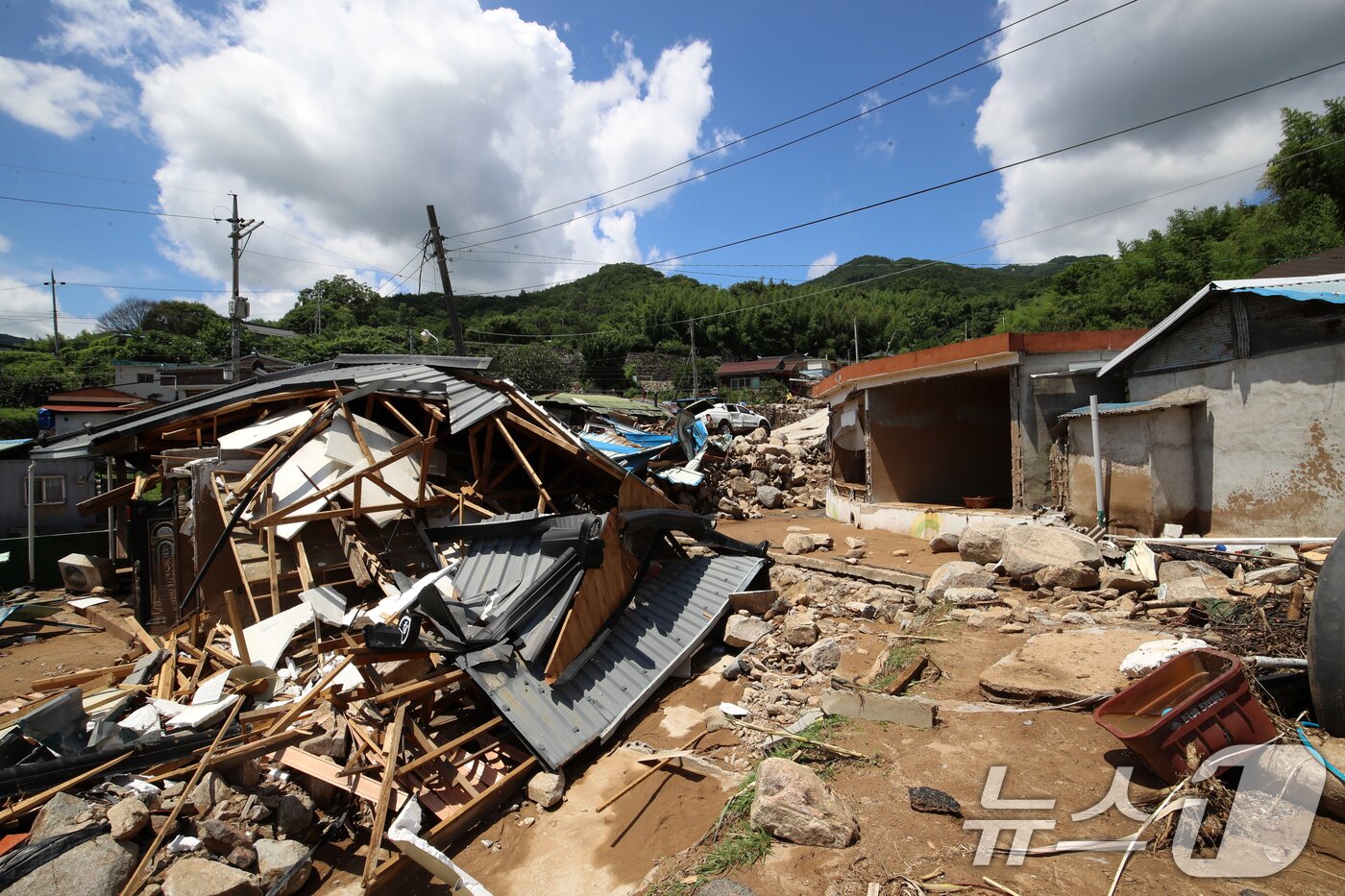 본문 이미지 - 22일 폭우와 산사태 피해를 입은 경남 산청군 신등면 율현마을이 쑥대밭이 돼있다. 2025.7.22/뉴스1 ⓒ News1 윤일지 기자