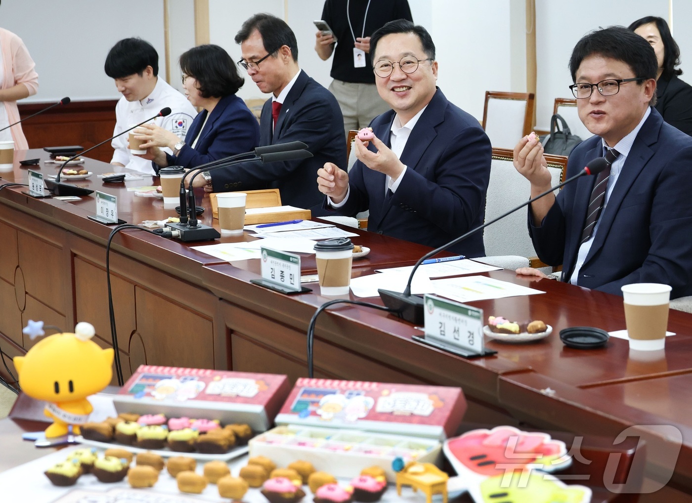 (대전=뉴스1) 이동원 기자 = 대전시는 22일 꿈씨패밀리 가운데 꿈돌이와 꿈순이를 활용한 꿈돌이 호두과자 출시 행사를 개최했다.이번 행사에는 이장우 대전시장과 기금확보 및 캐릭터 …