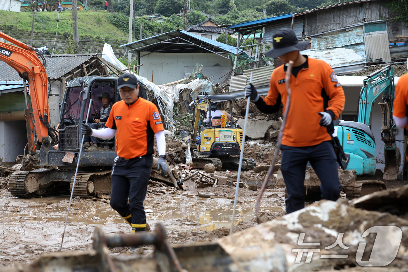 (산청=뉴스1) 윤일지 기자 = 22일 폭우와 산사태 피해를 입은 경남 산청군 신등면 율현마을에서 실종자 수색작업이 이뤄지고 있다. 2025.7.22/뉴스1