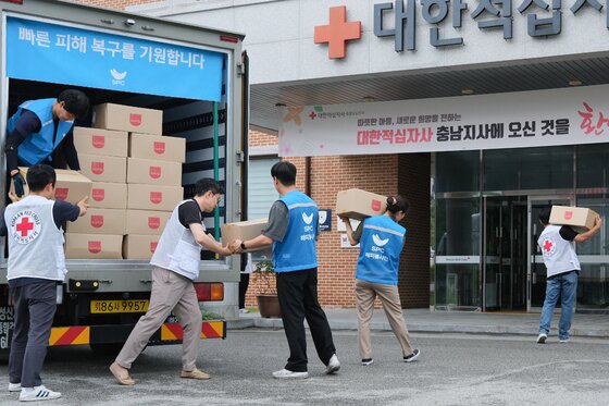 본문 이미지 - 대한적십자사 충남지사에서 18일 SPC그룹 해피봉사단 직원들이 수해 이재민들을 위한 구호물품을 전달하고 있다.&#40;SPC그룹 제공&#41;