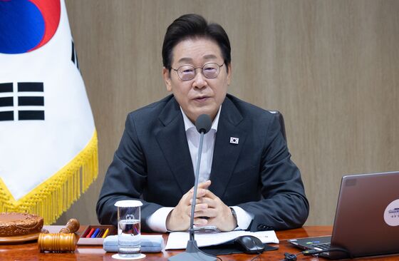 李대통령 "국민 죽어가는데 음주가무, 정신나간 공직자 엄히 단속"(종합)