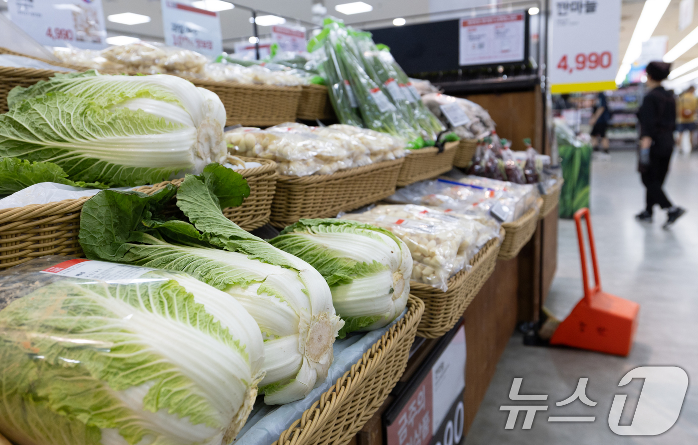 (서울=뉴스1) 이승배 기자 = 생산자물가가 석 달 만에 상승했다. 주로 농림수산품이 올라 최근 폭우·폭염 영향과 더불어 밥상물가를 밀어올릴 가능성이 우려된다. 22일 한국은행에 …