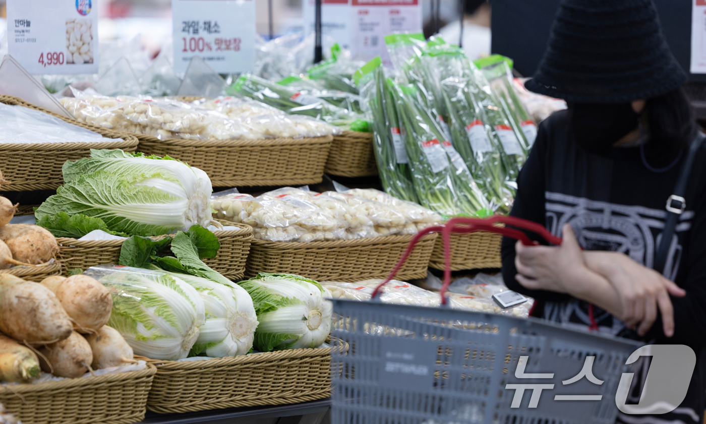 (서울=뉴스1) 이승배 기자 = 생산자물가가 석 달 만에 상승했다. 주로 농림수산품이 올라 최근 폭우·폭염 영향과 더불어 밥상물가를 밀어올릴 가능성이 우려된다. 22일 한국은행에 …