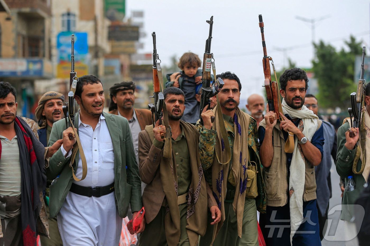 (사나 AFP=뉴스1) 김지완 기자 = 20일(현지시간) 예멘 수도 사나에서 열린 한 집회에서 주민들이 소총을 들고 반미·반이스라엘 구호를 외치고 있다. 2025.07.20ⓒ AF …