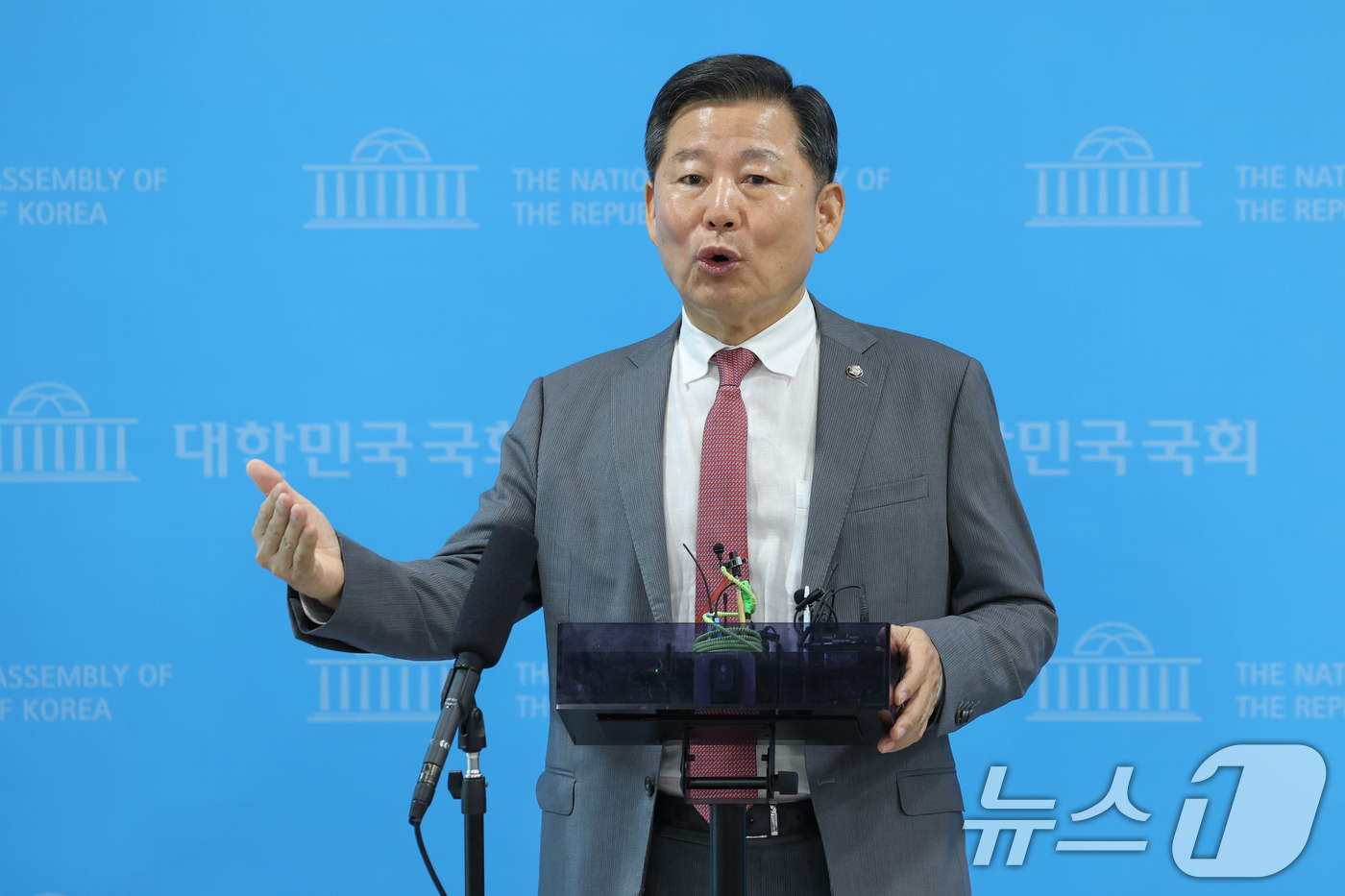 (서울=뉴스1) 안은나 기자 = 이철규 국민의힘 의원이 22일 서울 여의도 국회 소통관에서 순직해병 특검의 압수수색과 관련 망신주기 수사라며 기자회견을 마친 뒤 취재진 질문에 답하 …