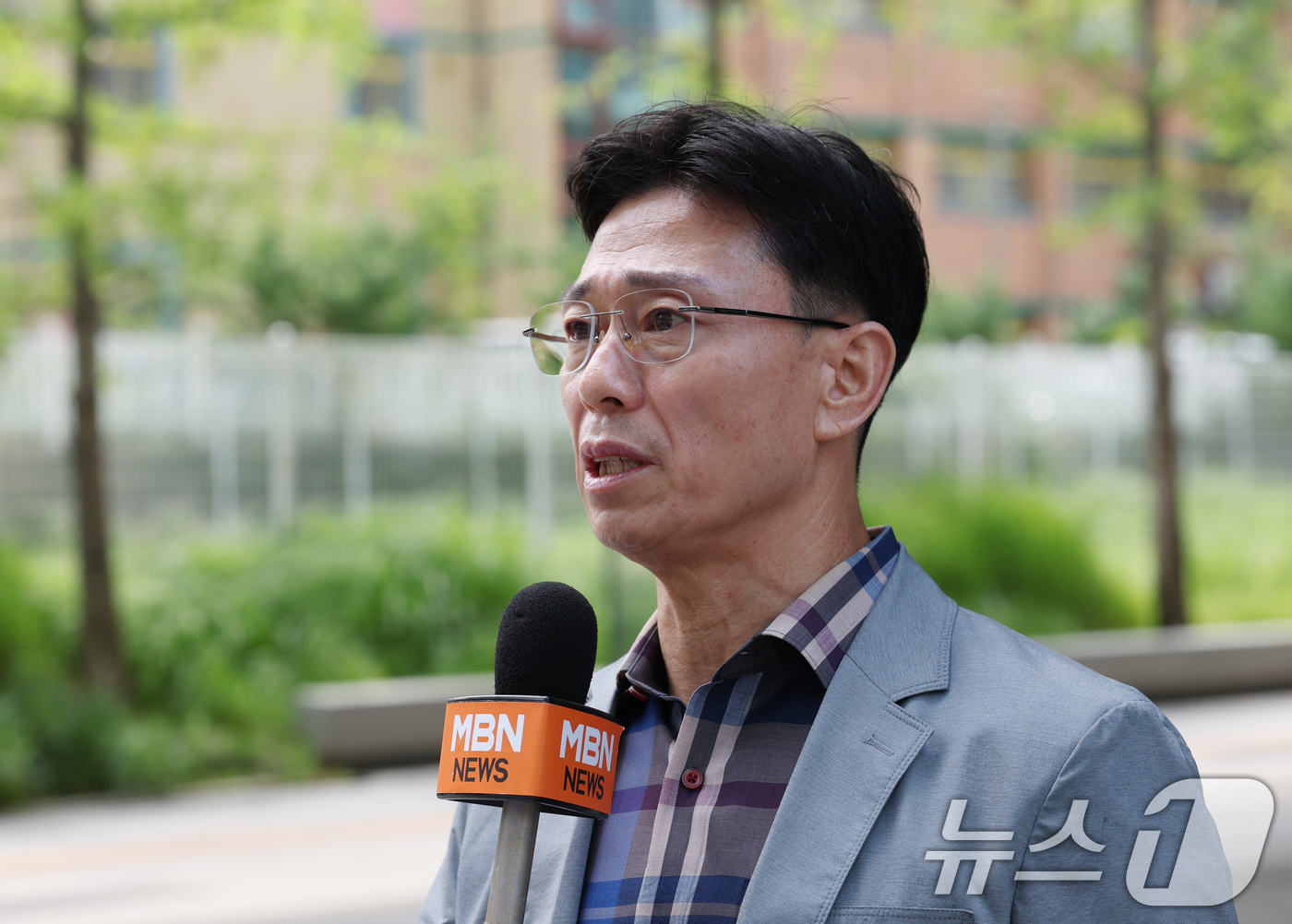 (성남=뉴스1) 김영운 기자 = 임성근 전 해병대1사단장이 22일 오후 경기 성남시 분당구 네이버 본사 앞에서 순직해병특검팀의 임 전 사단장 이메일 기록을 확보하기 위한 압수수색에 …