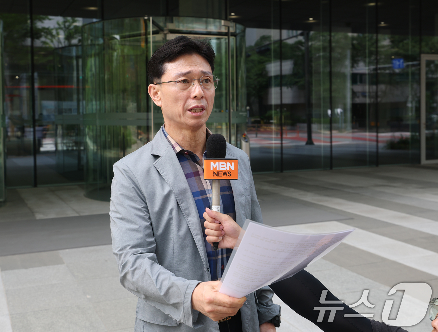 (성남=뉴스1) 김영운 기자 = 임성근 전 해병대1사단장이 22일 오후 경기 성남시 분당구 네이버 본사 앞에서 순직해병특검팀의 임 전 사단장 이메일 기록을 확보하기 위한 압수수색에 …