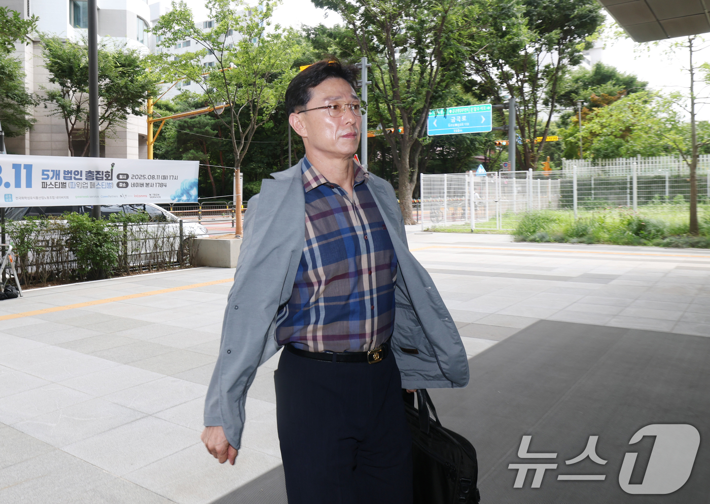 (성남=뉴스1) 김영운 기자 = 임성근 전 해병대1사단장이 22일 오후 경기 성남시 분당구 네이버 본사로 들어가고 있다.순직해병특검팀은 이날 임 전 사단장의 이메일 기록을 확보하기 …