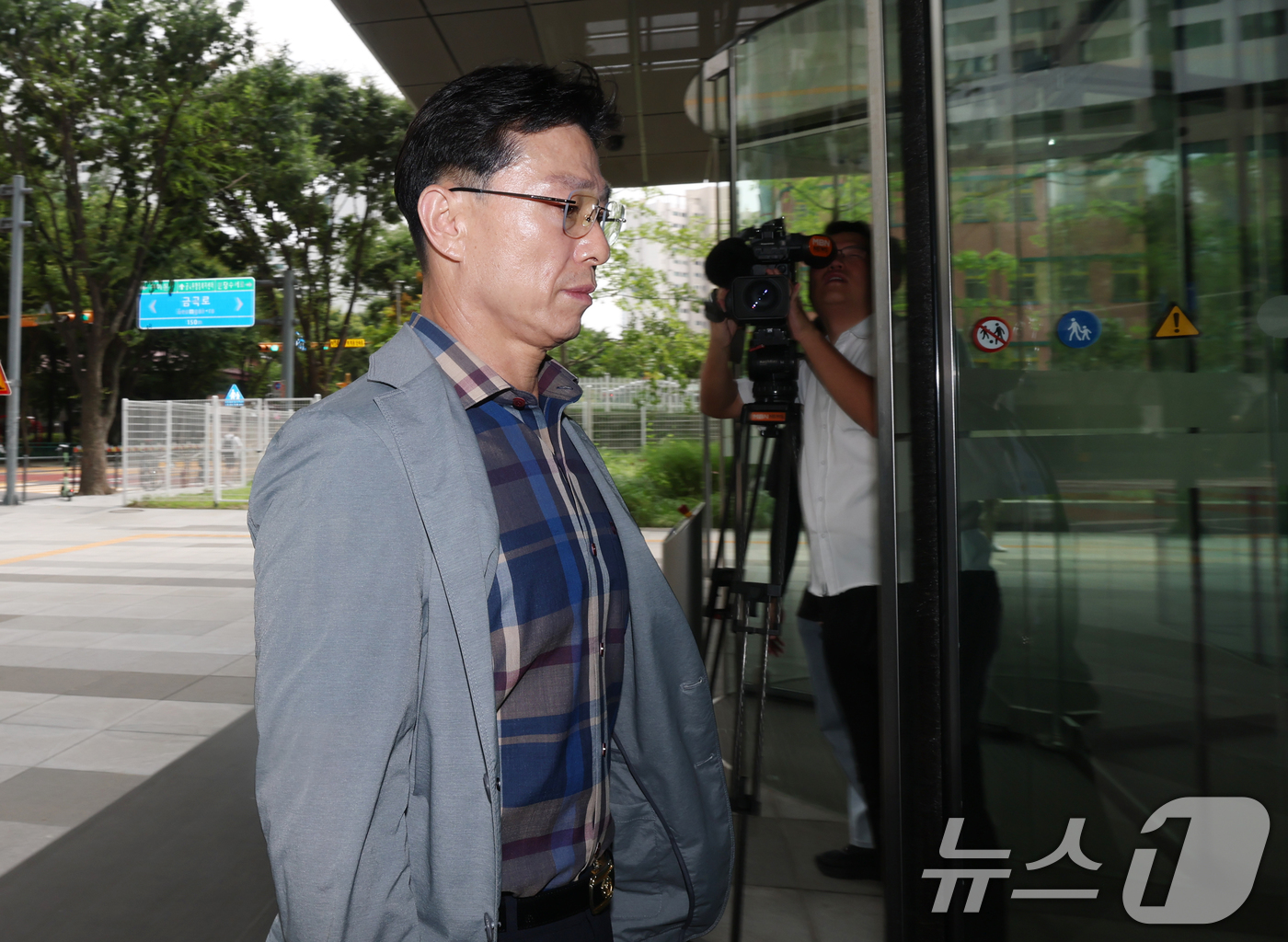 (성남=뉴스1) 김영운 기자 = 임성근 전 해병대1사단장이 22일 오후 경기 성남시 분당구 네이버 본사로 들어가고 있다.순직해병특검팀은 이날 임 전 사단장의 이메일 기록을 확보하기 …