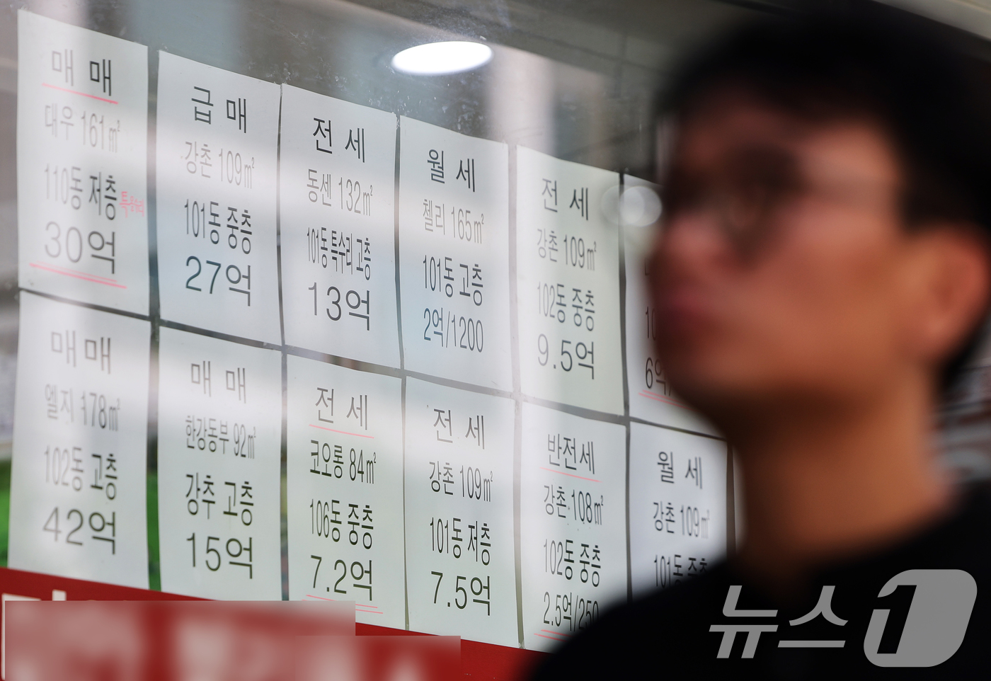 (서울=뉴스1) 오대일 기자 = 올해 수도권 전세 보증금이 큰 폭으로 상승한 가운데 22일 서울 용산구의 한 공인중개사사무소에 아파트 매매 및 전세 매물 시세가 게시돼 있다.이날 …