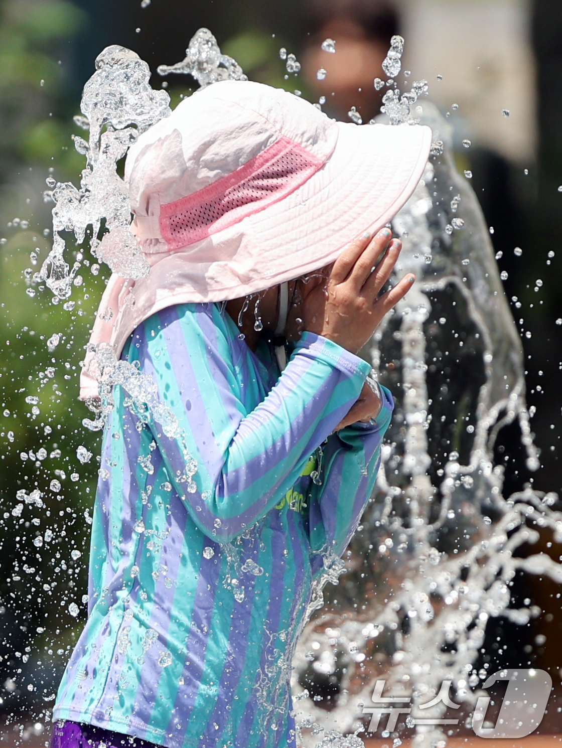 (서울=뉴스1) 황기선 기자 = 절기상 가장 더운 날인 대서(大暑)인 22일 서울 광화문광장에서 어린이가 물놀이를 하며 더위를 식히고 있다.  2025.7.22/뉴스1