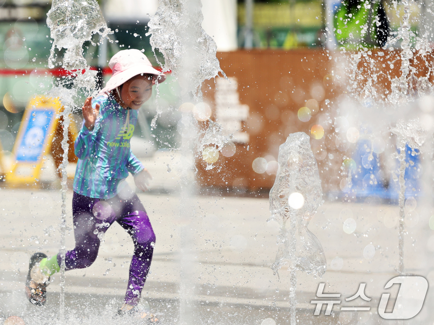 (서울=뉴스1) 황기선 기자 = 절기상 가장 더운 날인 대서(大暑)인 22일 서울 광화문광장에서 어린이가 물놀이를 하며 더위를 식히고 있다.  2025.7.22/뉴스1