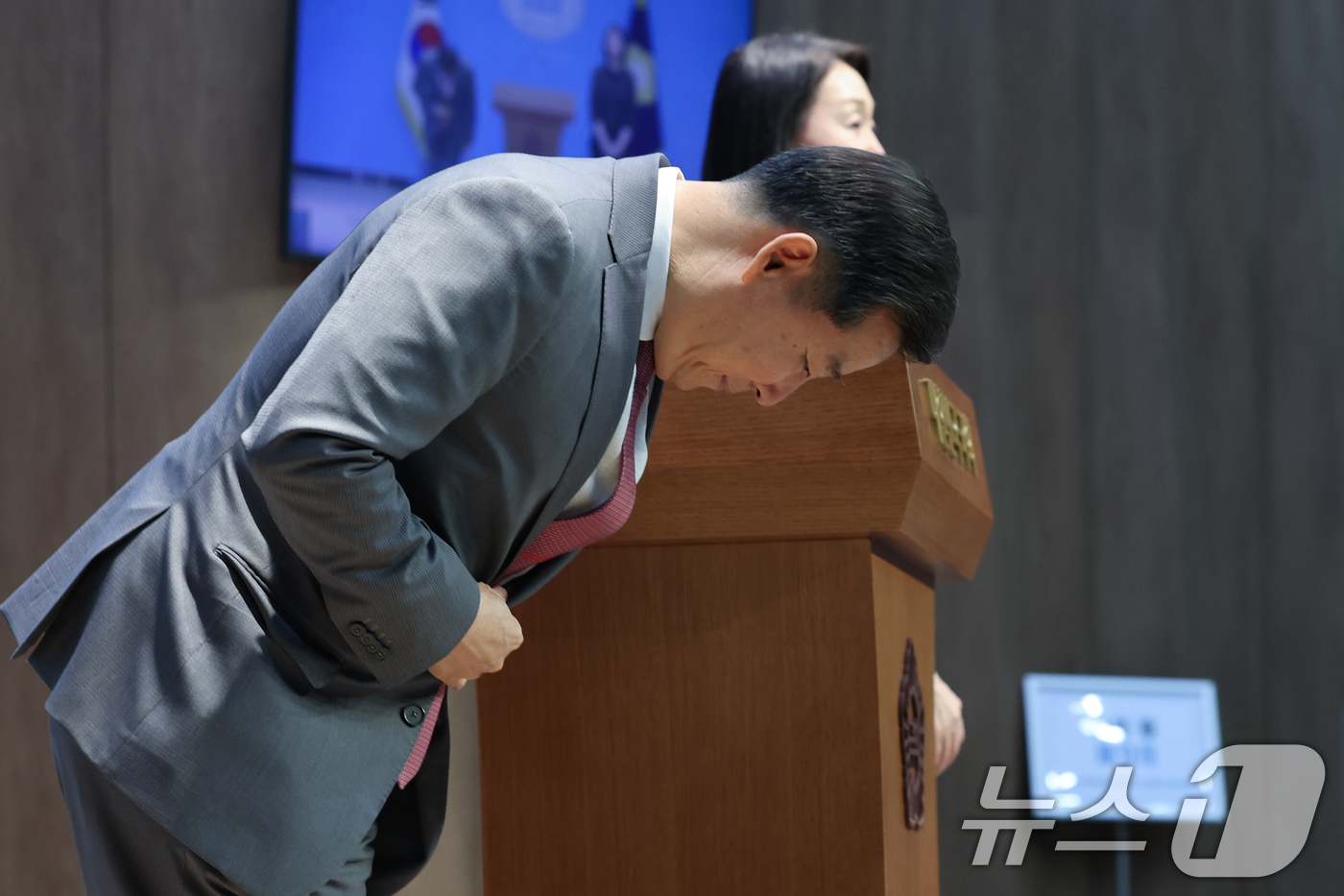 (서울=뉴스1) 안은나 기자 = 이철규 국민의힘 의원이 22일 서울 여의도 국회 소통관에서 순직해병 특검의 압수수색과 관련 망신주기 수사라며 기자회견을 하기 전 인사하고 있다. 2 …