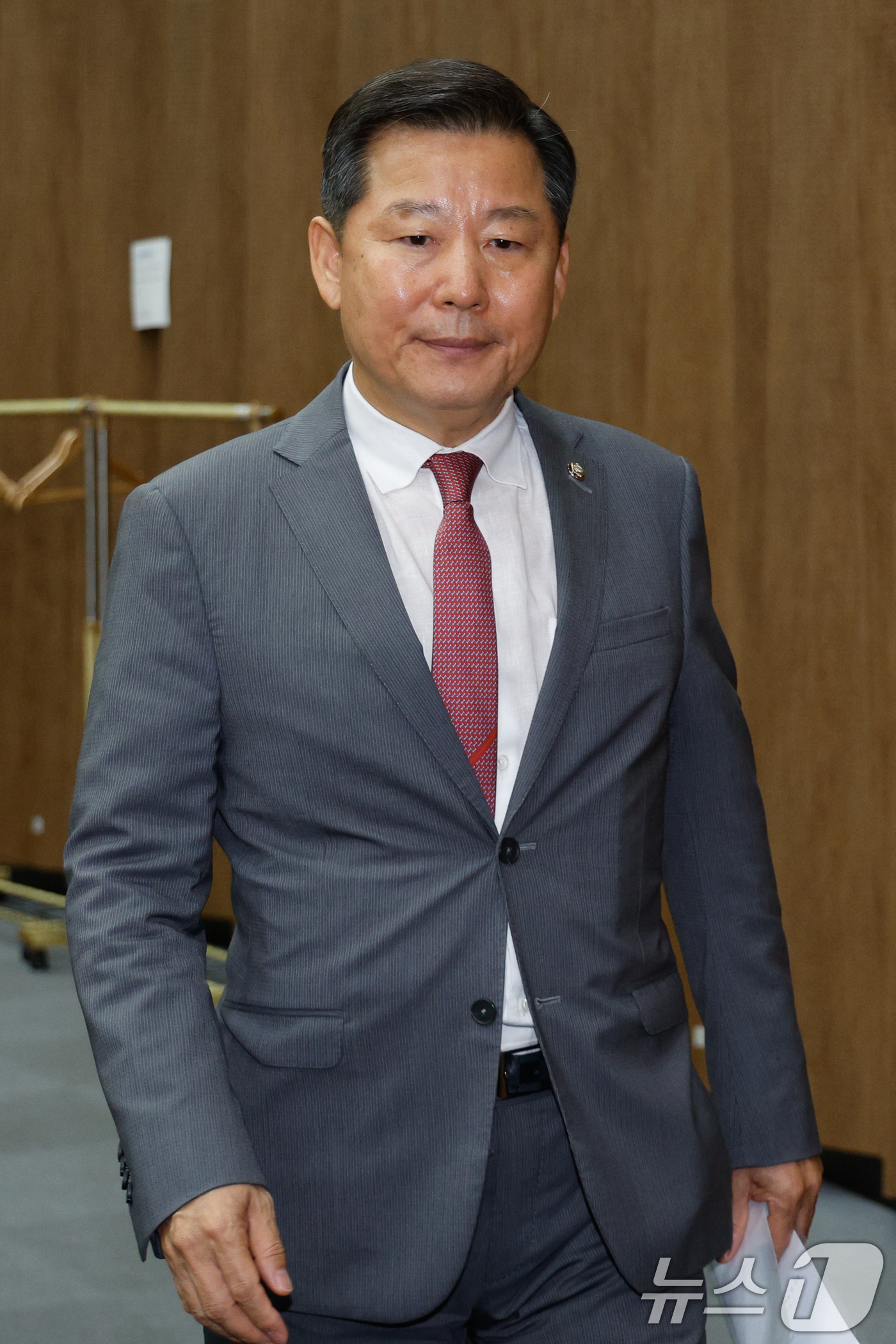 (서울=뉴스1) 안은나 기자 = 이철규 국민의힘 의원이 22일 서울 여의도 국회 소통관에서 순직해병 특검의 압수수색과 관련 망신주기 수사라며 기자회견을 하기 위해 입장하고 있다. …