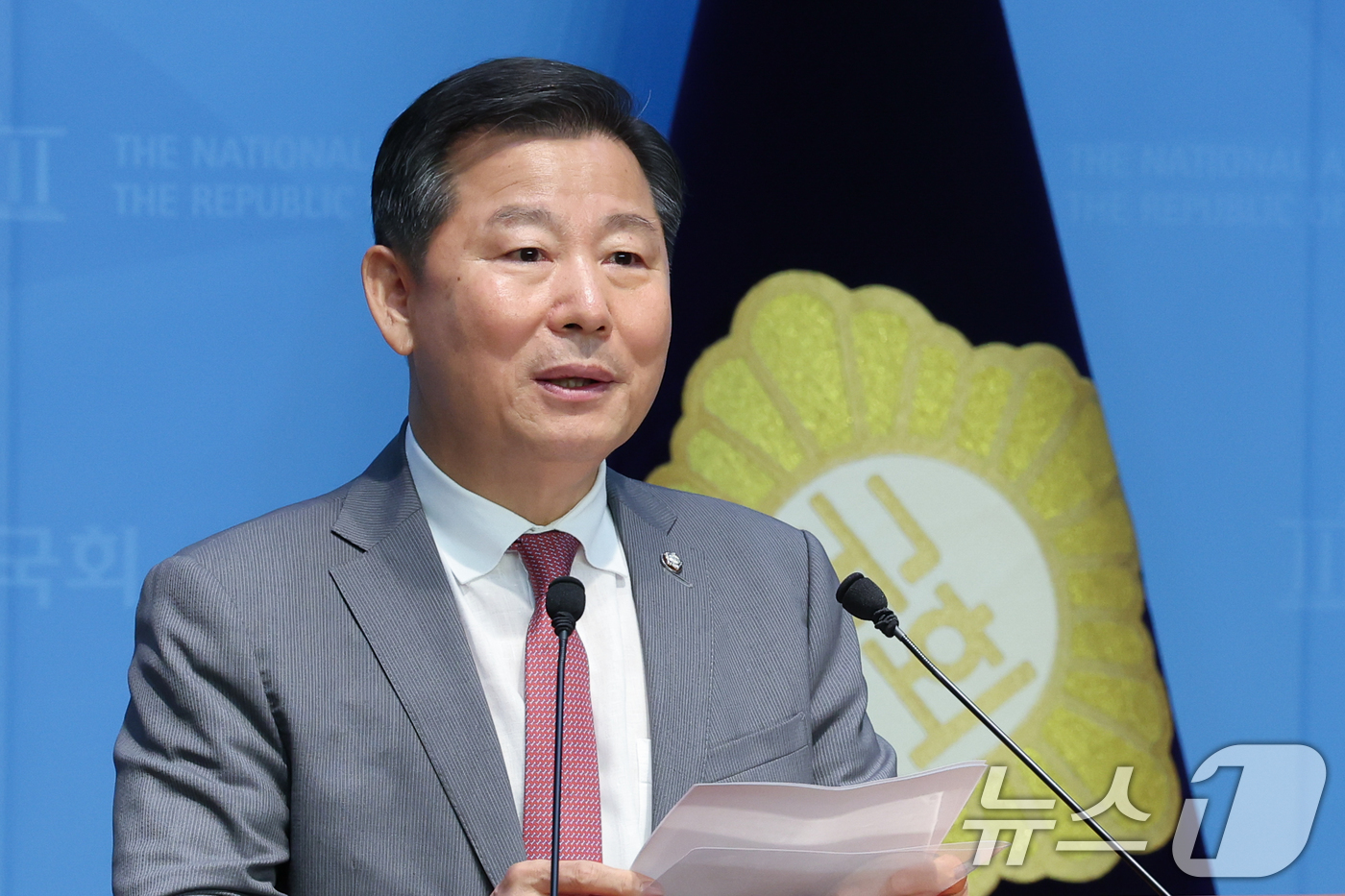 (서울=뉴스1) 안은나 기자 = 이철규 국민의힘 의원이 22일 서울 여의도 국회 소통관에서 순직해병 특검의 압수수색과 관련 망신주기 수사라며 기자회견을 하고 있다. 2025.7.2 …