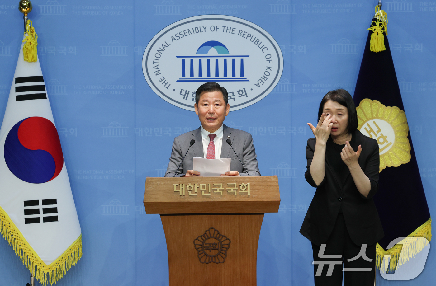 (서울=뉴스1) 안은나 기자 = 이철규 국민의힘 의원이 22일 서울 여의도 국회 소통관에서 순직해병 특검의 압수수색과 관련 망신주기 수사라며 기자회견을 하고 있다. 2025.7.2 …