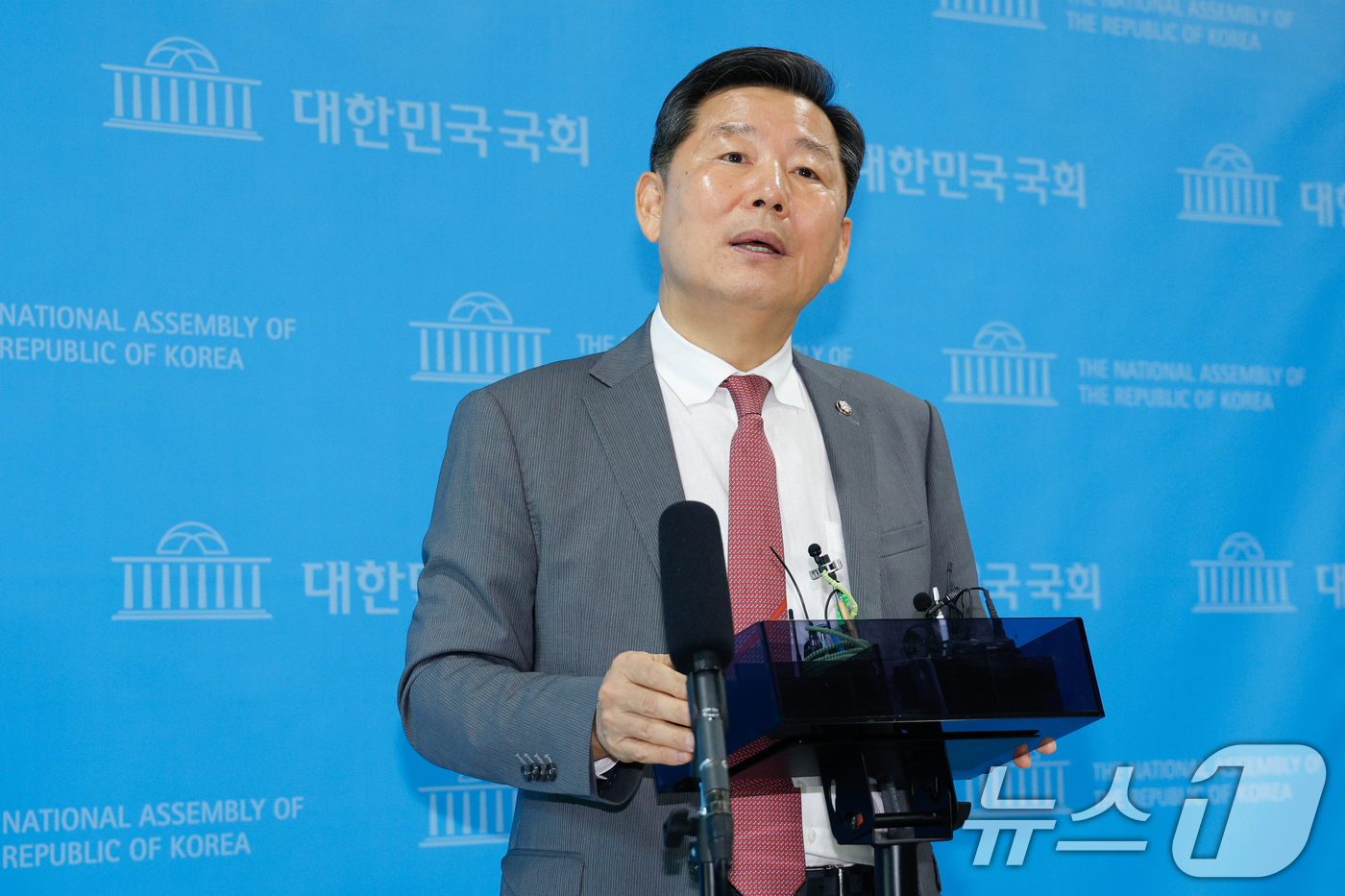 (서울=뉴스1) 안은나 기자 = 이철규 국민의힘 의원이 22일 서울 여의도 국회 소통관에서 순직해병 특검의 압수수색과 관련 망신주기 수사라며 기자회견을 마친 뒤 취재진 질문에 답하 …