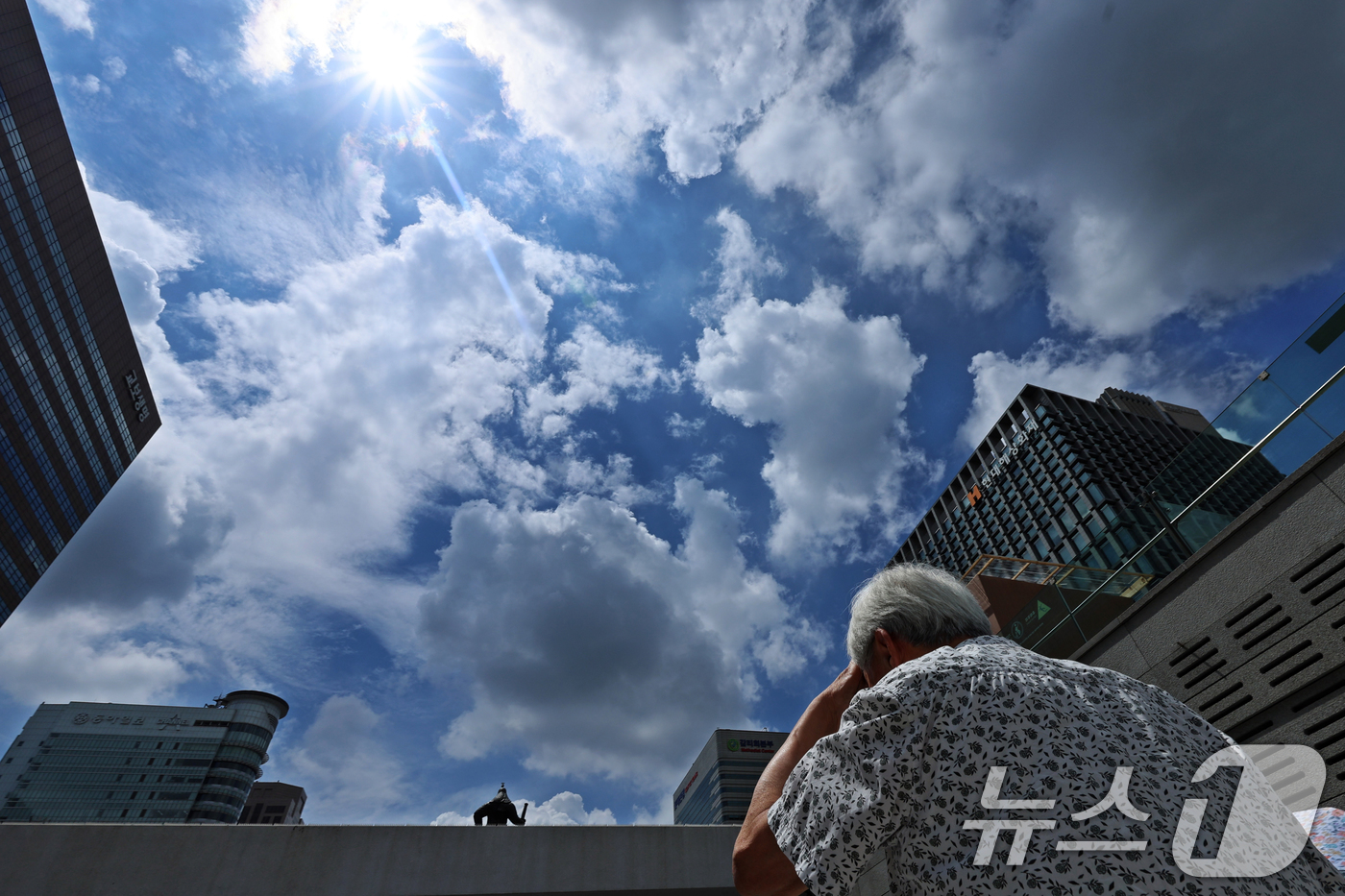 (서울=뉴스1) 황기선 기자 = 절기상 가장 더운 날인 대서(大暑)인 22일 서울 광화문광장에서 시민들이 발걸음을 옮기고 있다. 2025.7.22/뉴스1