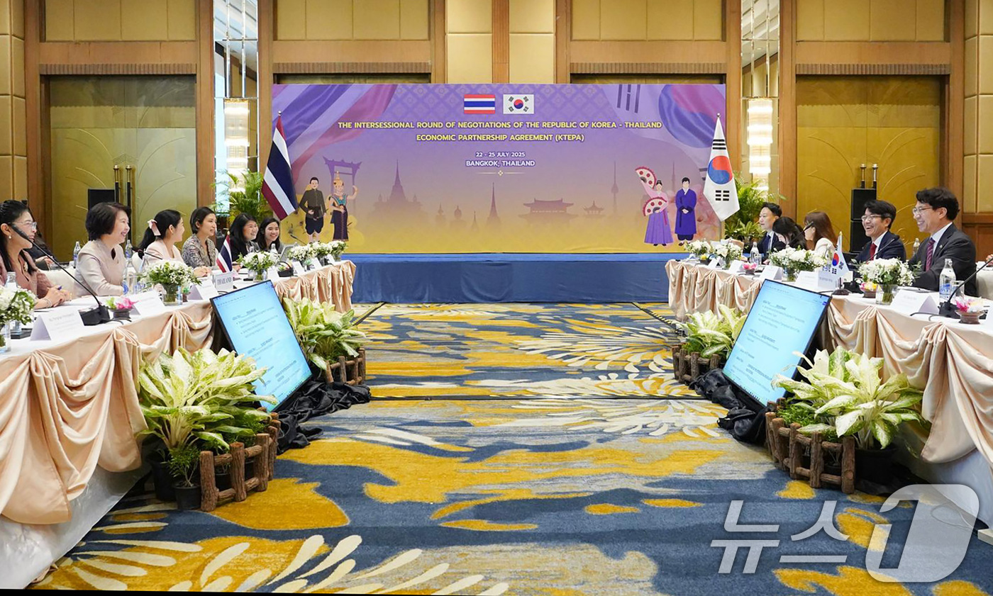 (서울=뉴스1) 이연주 기자 = 노건기 산업통상자원부 통상교섭실장(수석대표)이 22일(현지시간) 태국 방콕에서 열린 '한-태국 EPA 회기간협상 개회식'에서 인사말을 하고 있다. …