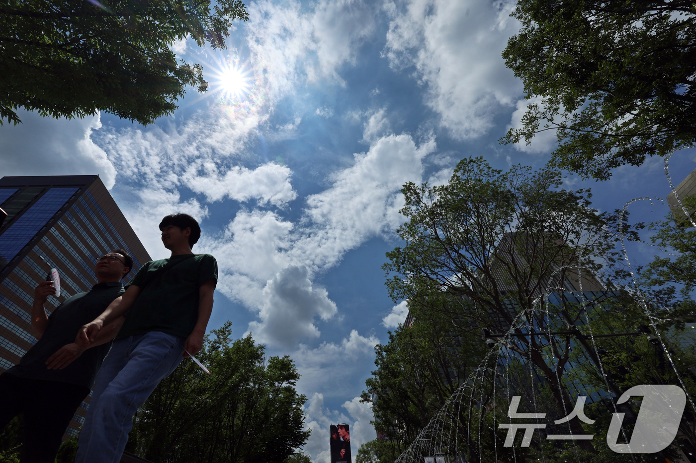 (서울=뉴스1) 황기선 기자 = 절기상 가장 더운 날인 대서(大暑)인 22일 서울 광화문광장에서 시민들이 발걸음을 옮기고 있다. 2025.7.22/뉴스1