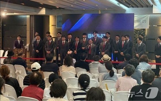 본문 이미지 - 방배신삼호 재건축 사업 홍보 설명회에 참석한 정경구 HDC현대산업개발 대표 &#40;HDC현대산업개발 제공&#41; 