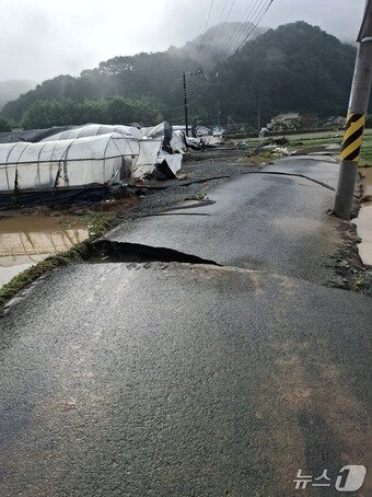 본문 이미지 - 폭우에 부서진 산청군 신안면 신기마을 도로(독자 제공). 2025.7.22