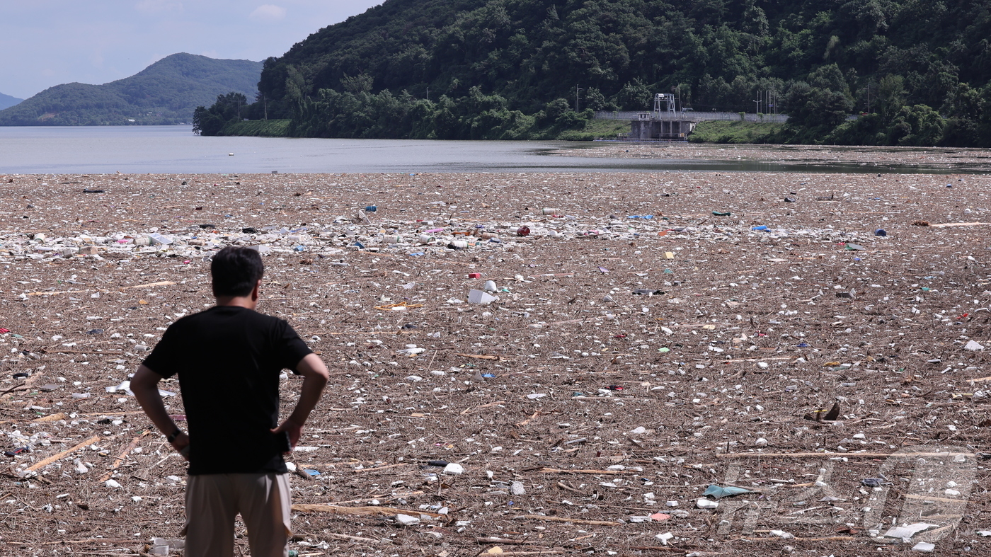 (남양주=뉴스1) 박지혜 기자 = 22일 경기 남양주 팔당댐 인근에 호우로 떠내려 온 쓰레기 등 부유물이 팔당댐 주변 수면을 뒤덮고 있다. 2025.7.22/뉴스1